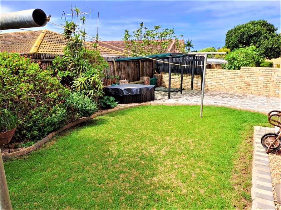4 Bedroom Property for Sale in Wavecrest Eastern Cape